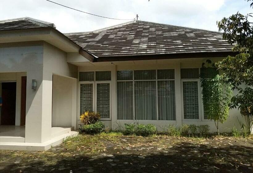 בית מלון כפרי Oyo 90971 Rrr Guesthouse