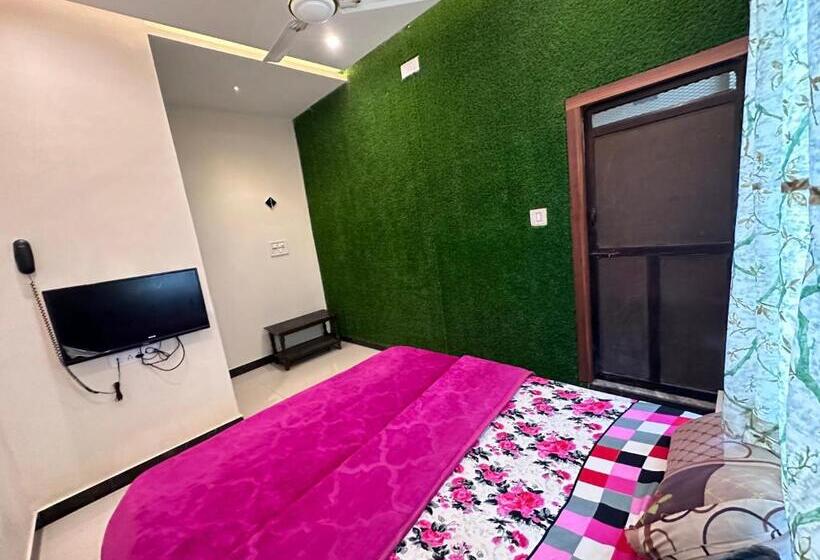 ホテル The Galaxy Near Udaipur Airport