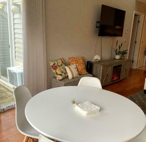 Lovely Condo On Golf Course With Country Club