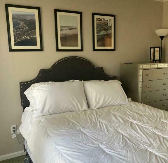 Lovely Condo On Golf Course With Country Club