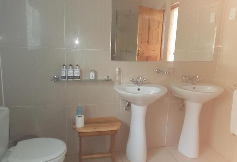 פנסיון 75 On Milner Lodge