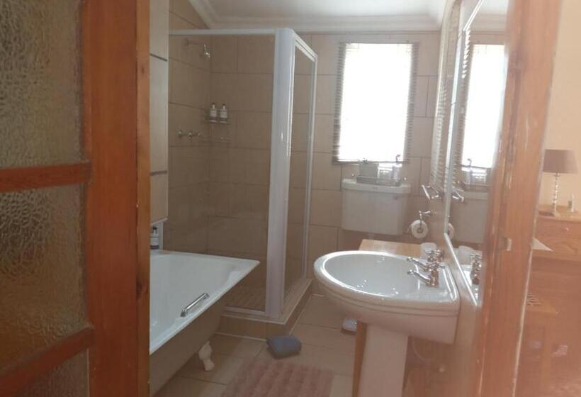 פנסיון 75 On Milner Lodge