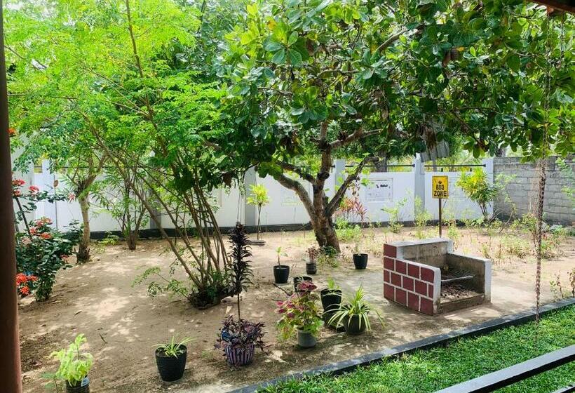 펜션 Aaruthraa Villa