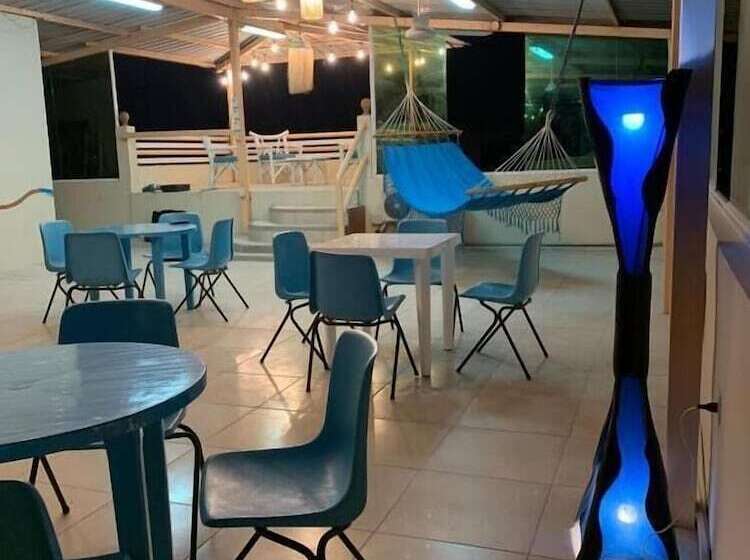 پانسیون Reef Hostel Manta