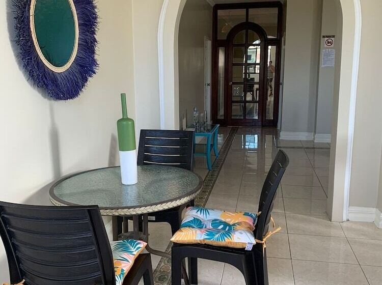 پانسیون Reef Hostel Manta