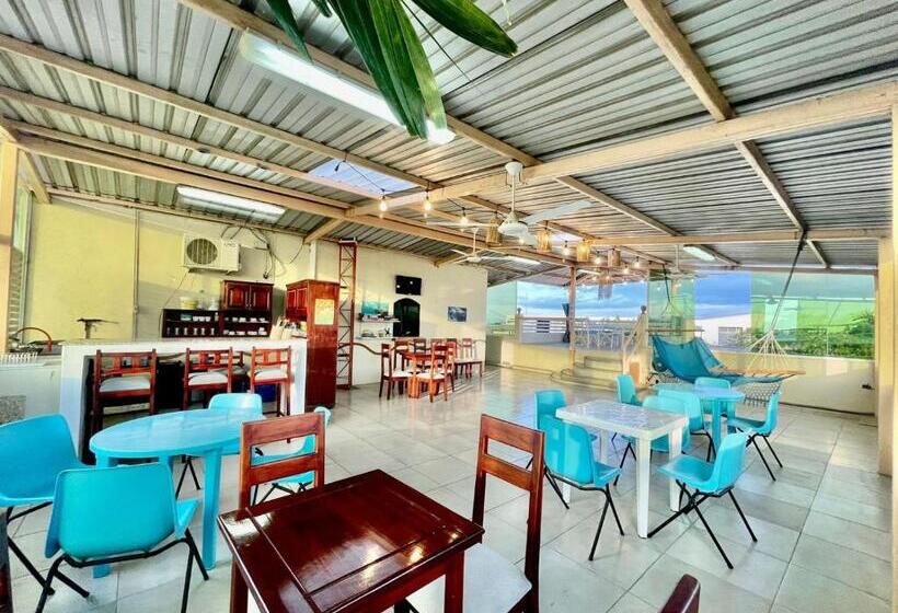 پانسیون Reef Hostel Manta