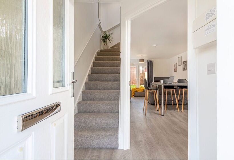 פנסיון The Holt Ideal For Contractors 2 Bedrooms Parking