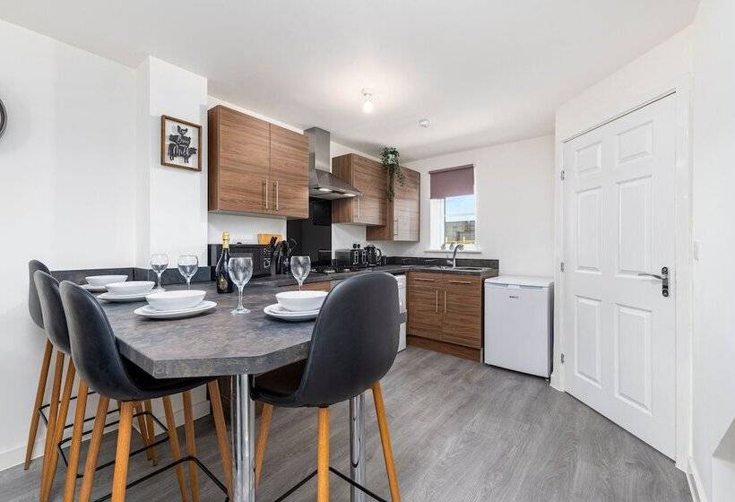 פנסיון The Holt Ideal For Contractors 2 Bedrooms Parking