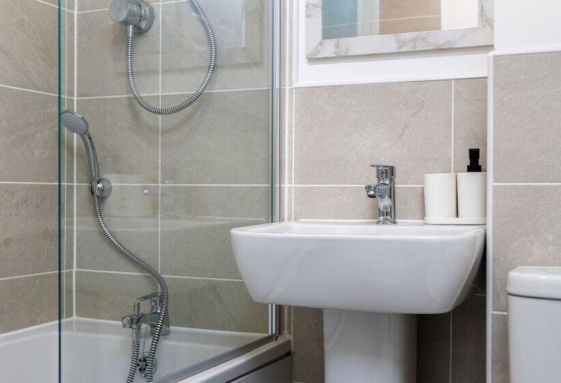 פנסיון The Holt Ideal For Contractors 2 Bedrooms Parking