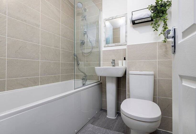 פנסיון The Holt Ideal For Contractors 2 Bedrooms Parking