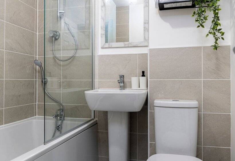 פנסיון The Holt Ideal For Contractors 2 Bedrooms Parking