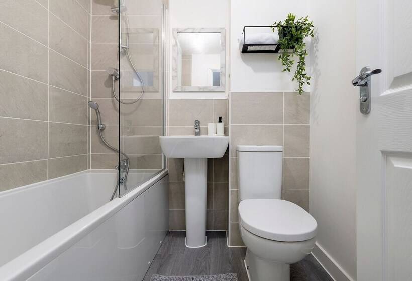 פנסיון The Holt Ideal For Contractors 2 Bedrooms Parking