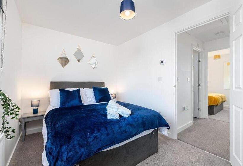 פנסיון The Holt Ideal For Contractors 2 Bedrooms Parking