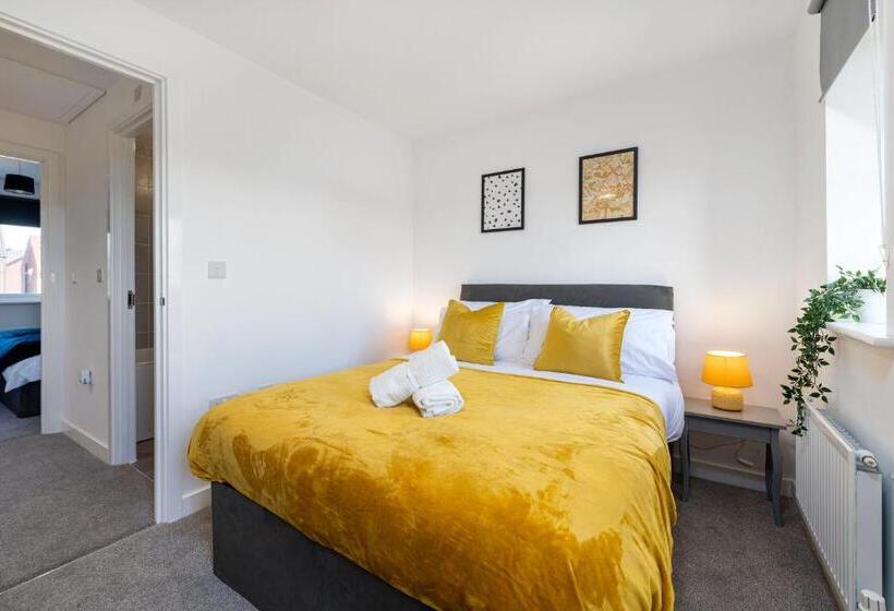 פנסיון The Holt Ideal For Contractors 2 Bedrooms Parking