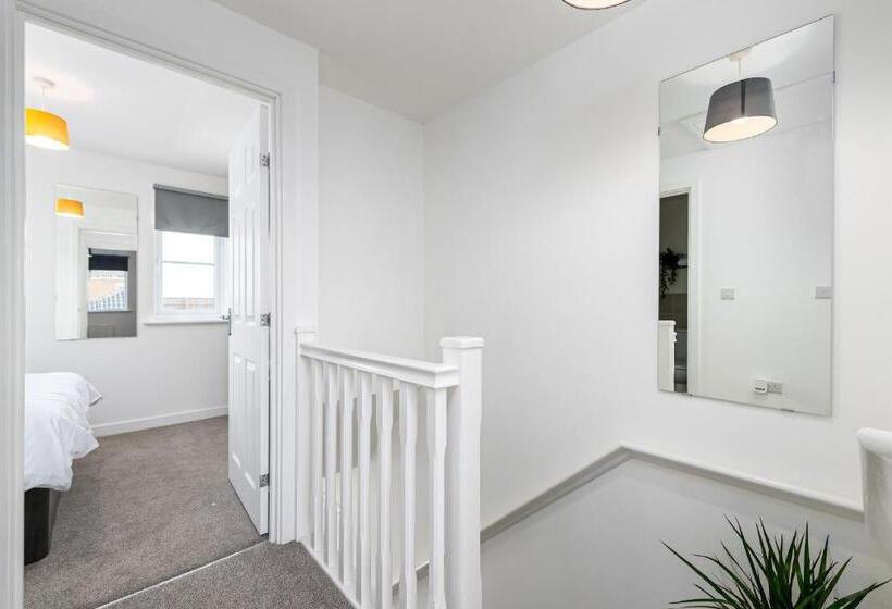 פנסיון The Holt Ideal For Contractors 2 Bedrooms Parking