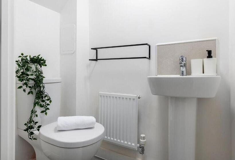 פנסיון The Holt Ideal For Contractors 2 Bedrooms Parking