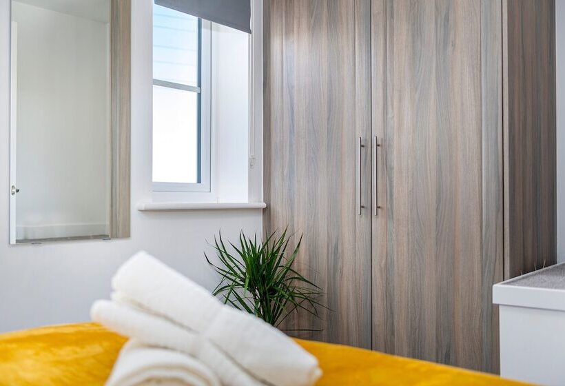 פנסיון The Holt Ideal For Contractors 2 Bedrooms Parking