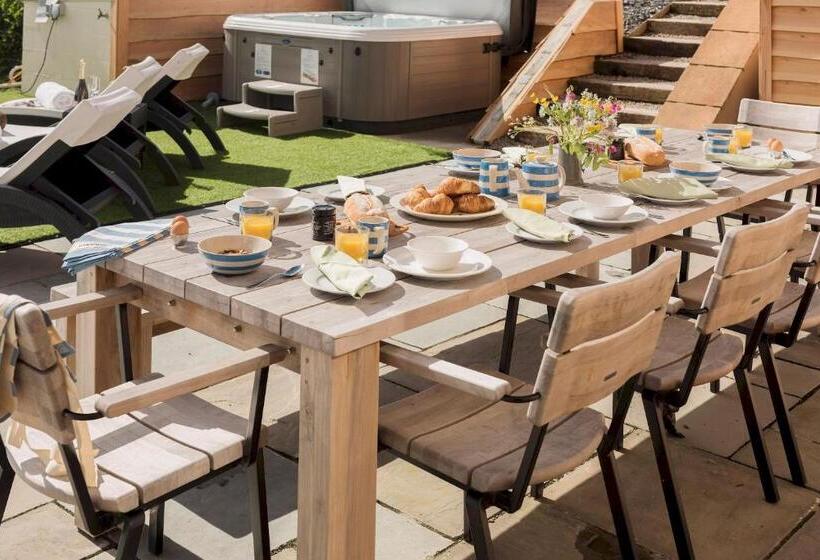 Курорт Herons House Sleeps 12, Heated Pool, Hot Tub, Sauna, Games Room 5 Star!