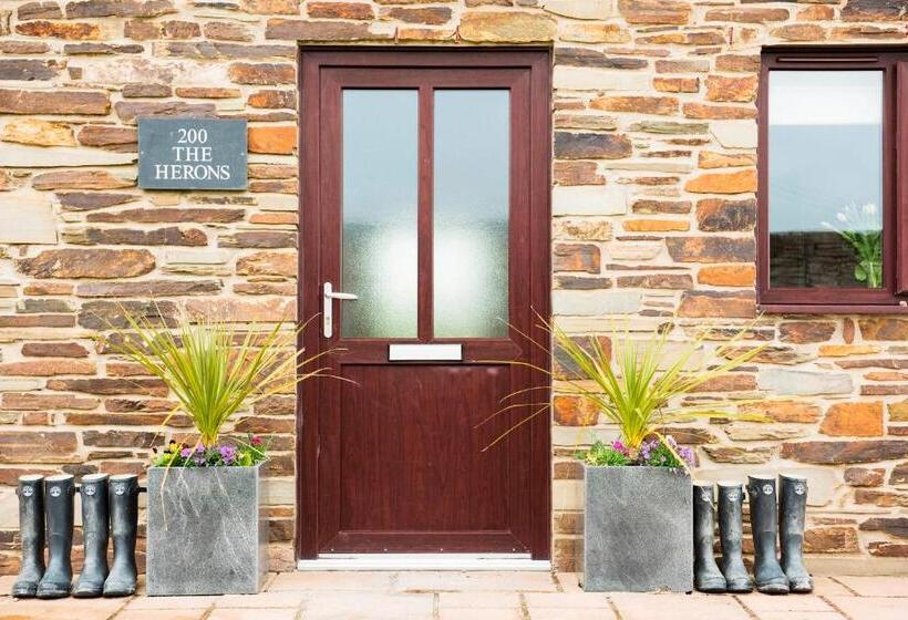 Курорт Herons House Sleeps 12, Heated Pool, Hot Tub, Sauna, Games Room 5 Star!