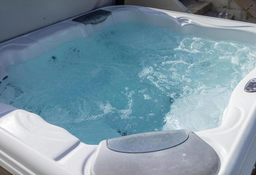 Курорт Herons House Sleeps 12, Heated Pool, Hot Tub, Sauna, Games Room 5 Star!