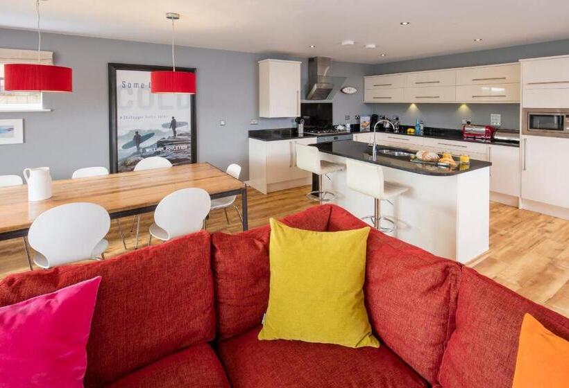 リゾートホテル Pointbreak Sleeps 12 With Hot Tub Great Celebration House Dog Friendly