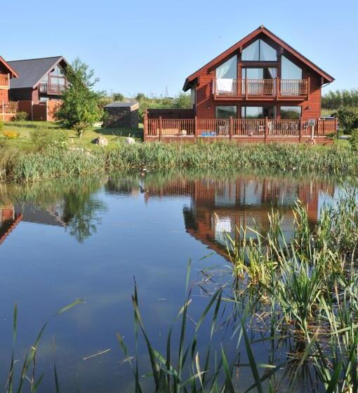Swallow Lodge With Hot Tub, Dogs Welcome Sleeps 8, Great Resort Facilities