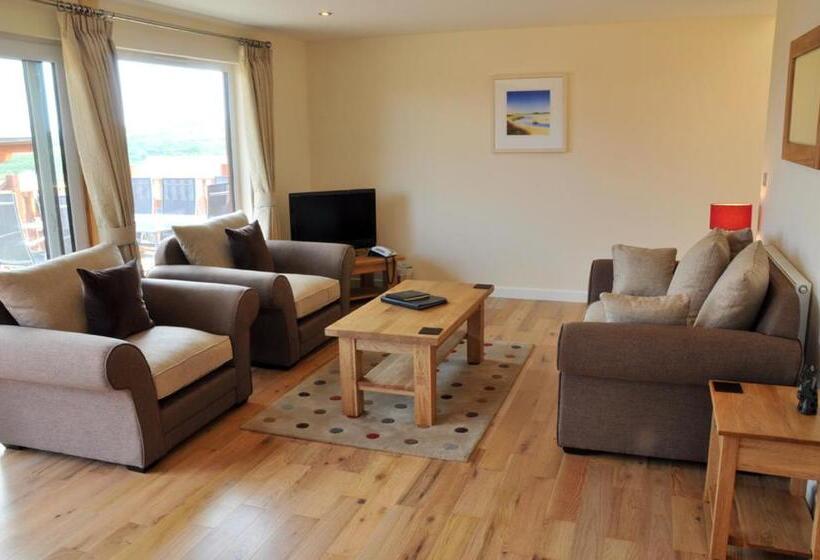 Swallow Lodge With Hot Tub, Dogs Welcome Sleeps 8, Great Resort Facilities