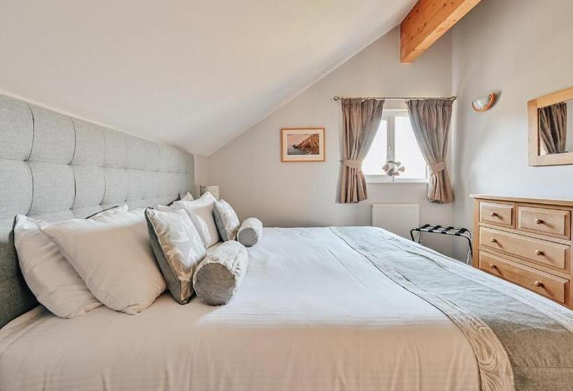 Swallow Lodge With Hot Tub, Dogs Welcome Sleeps 8, Great Resort Facilities