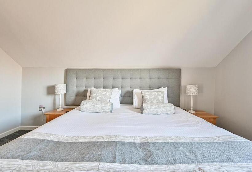 Swallow Lodge With Hot Tub, Dogs Welcome Sleeps 8, Great Resort Facilities