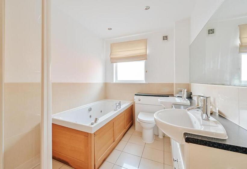 Swallow Lodge With Hot Tub, Dogs Welcome Sleeps 8, Great Resort Facilities