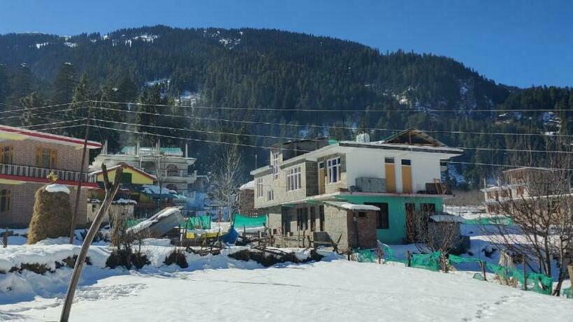 فندق Above End Beyond