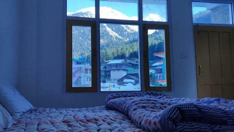 فندق Above End Beyond