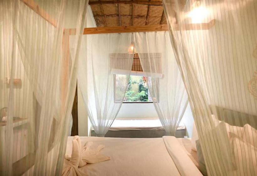 בית מלון כפרי Amadi Beach Front Resort