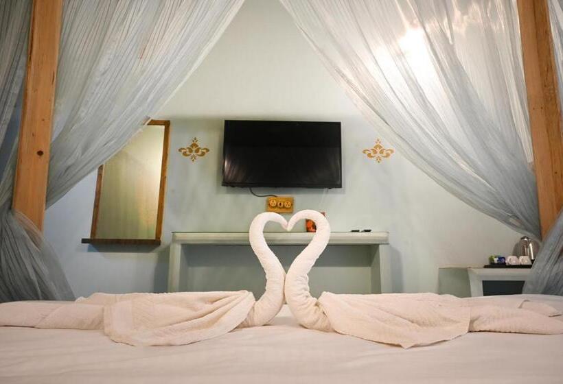 בית מלון כפרי Amadi Beach Front Resort