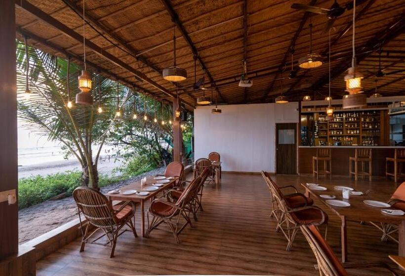 בית מלון כפרי Amadi Beach Front Resort