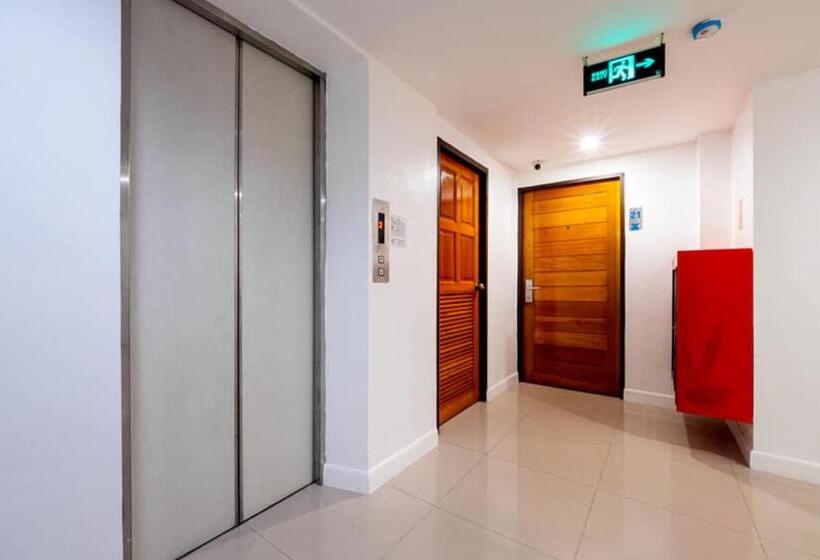 ホテル By Dee At Jomtien