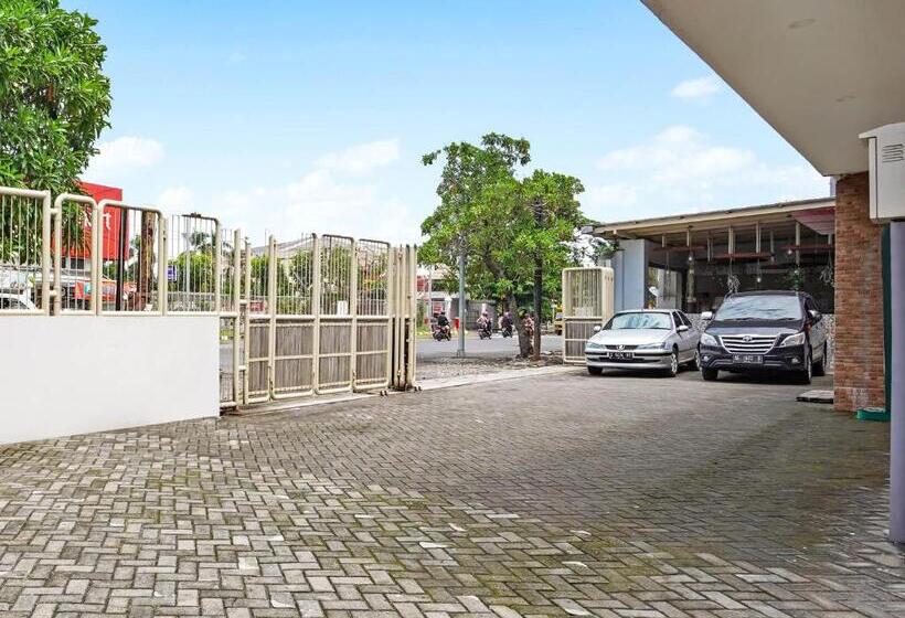 호텔 Capital O 90888 Bintang Diponggo Residence