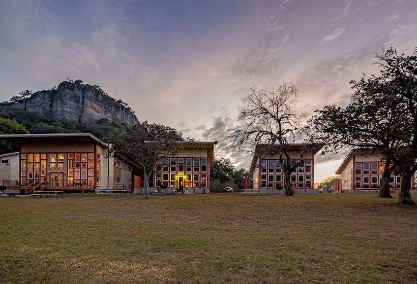 فندق Seven Bluff Cabins