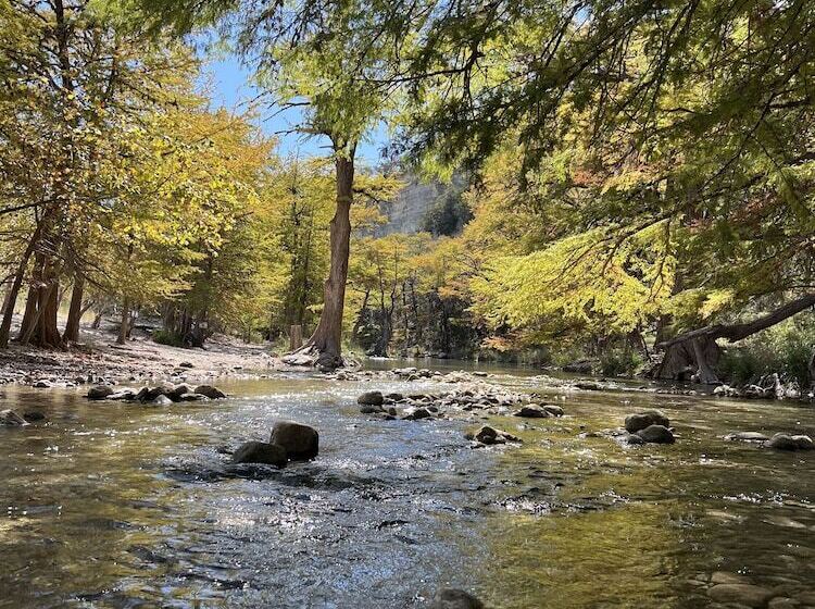 فندق Seven Bluff Cabins