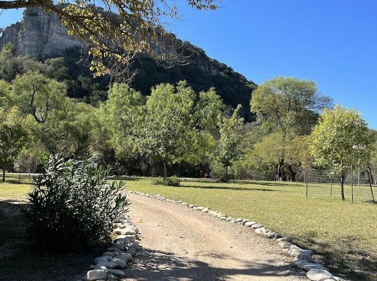 فندق Seven Bluff Cabins