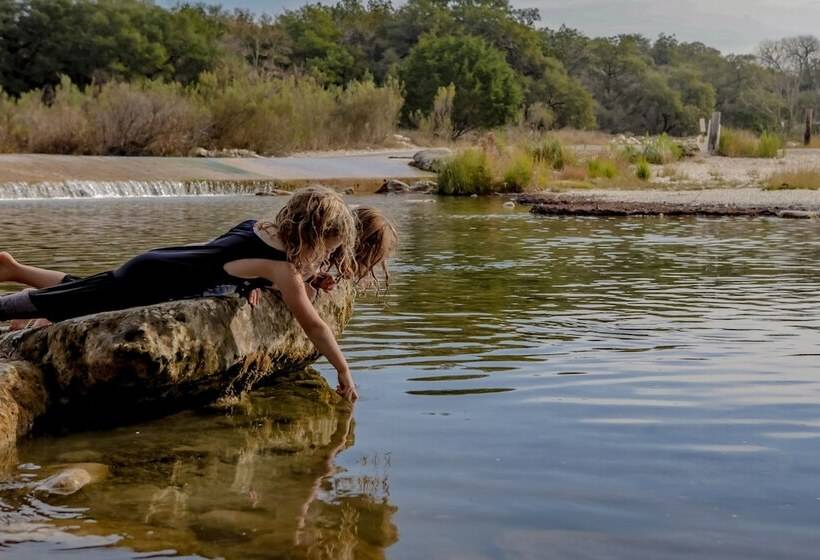 فندق Seven Bluff Cabins