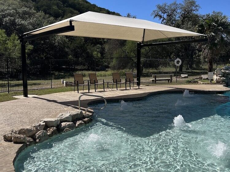 فندق Seven Bluff Cabins