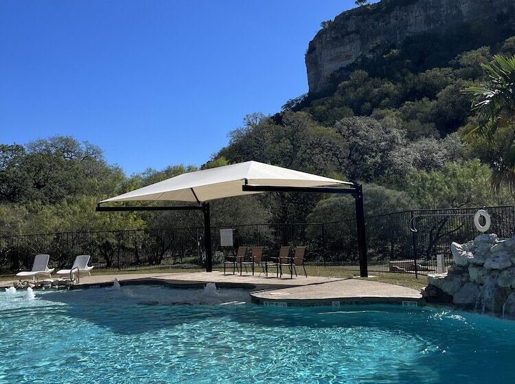 فندق Seven Bluff Cabins