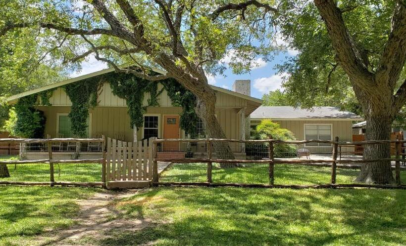Отель Seven Bluff Cabins