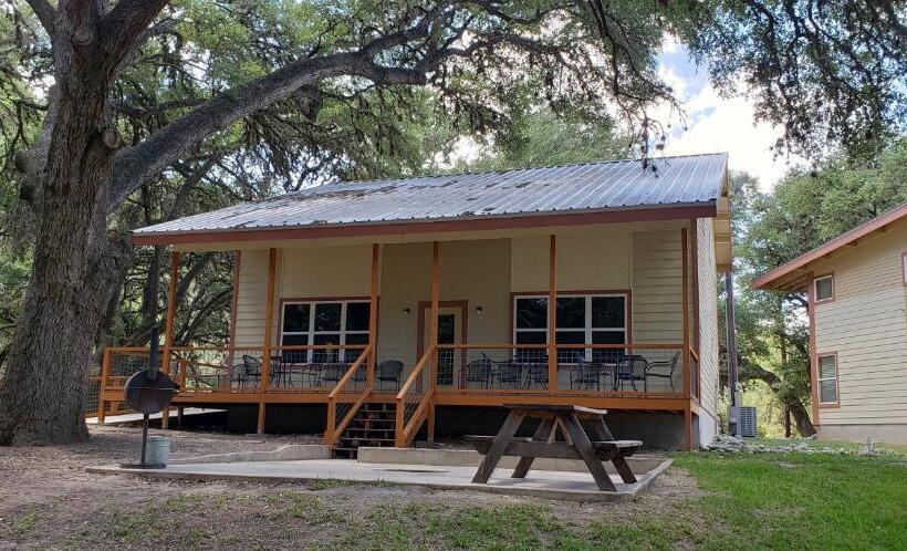 فندق Seven Bluff Cabins