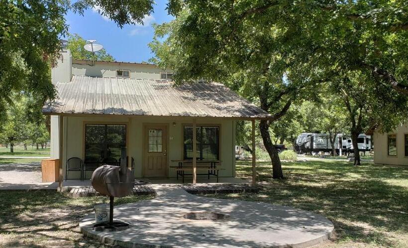 فندق Seven Bluff Cabins