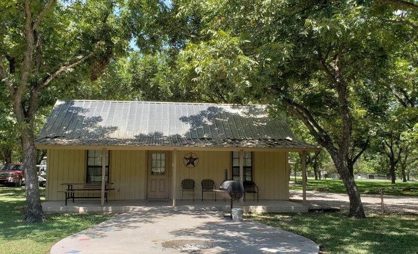 فندق Seven Bluff Cabins