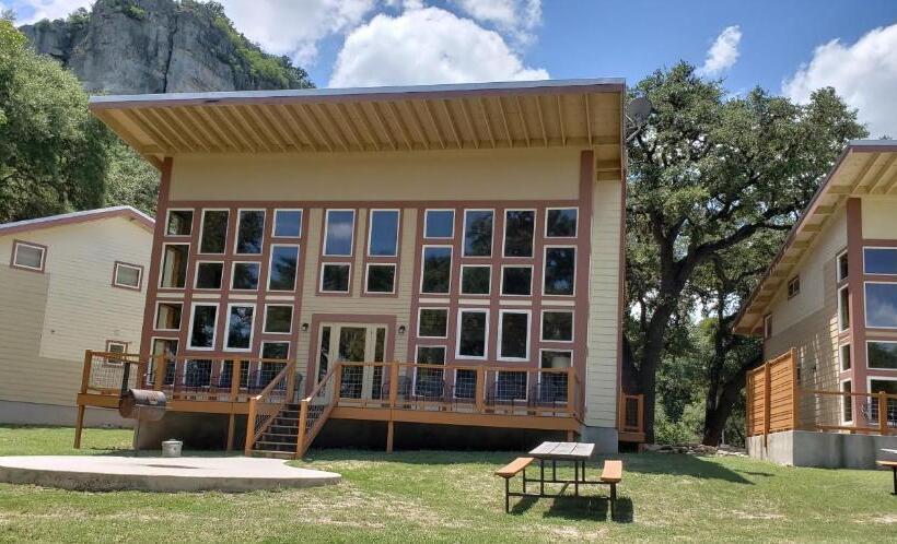 فندق Seven Bluff Cabins