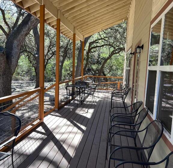 فندق Seven Bluff Cabins