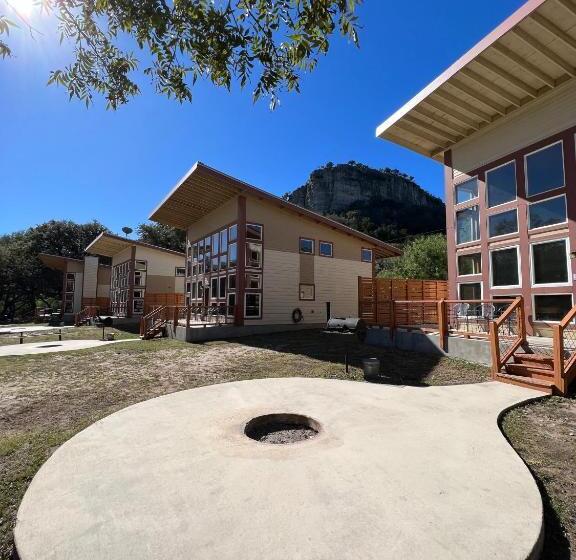 فندق Seven Bluff Cabins